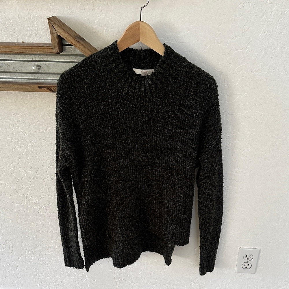 Sun and Shadow Cozy green knit Sweater